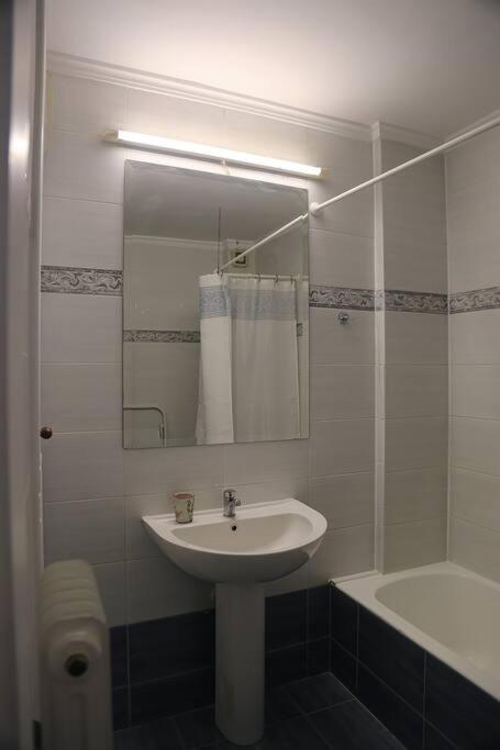 Charming Apartment Near Center Атина Екстериор снимка
