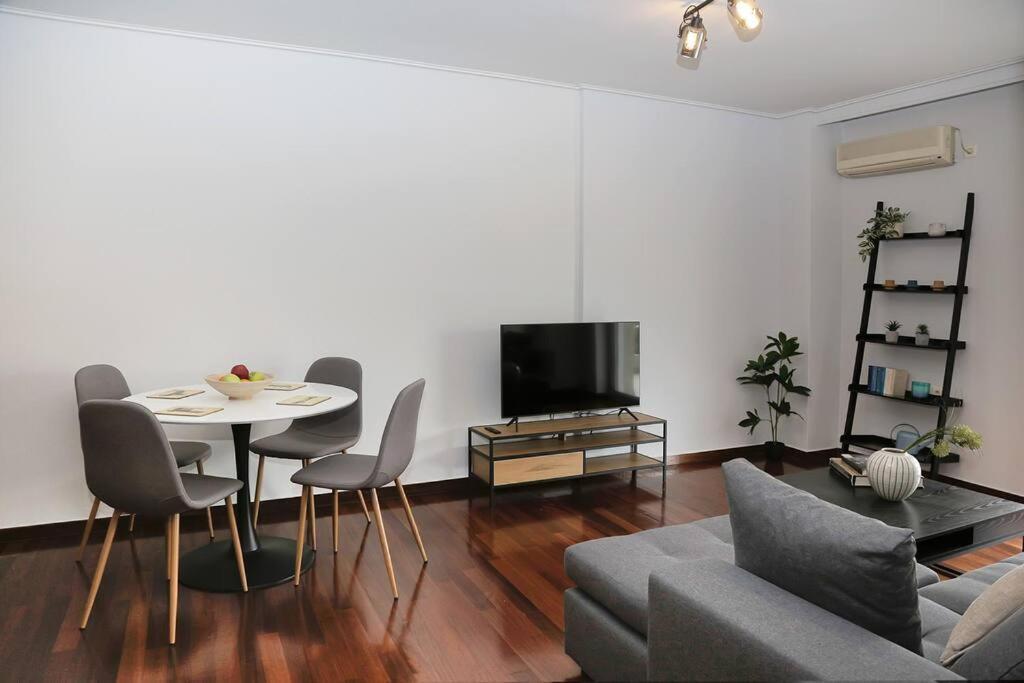 Charming Apartment Near Center Атина Екстериор снимка