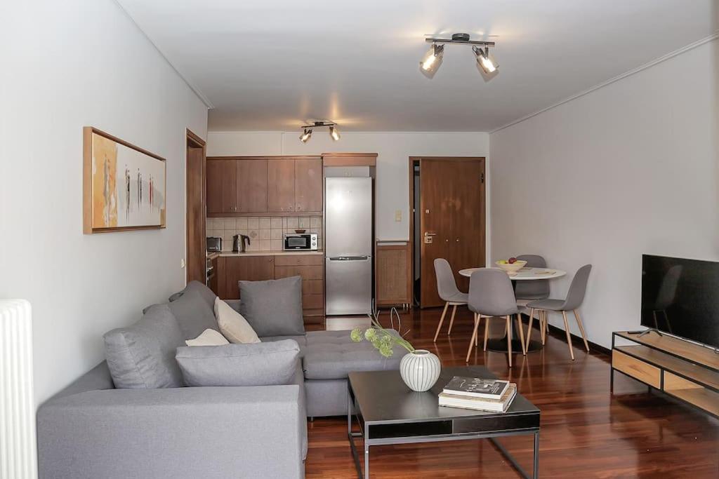 Charming Apartment Near Center Атина Екстериор снимка