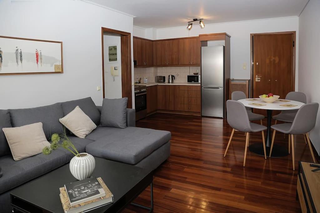 Charming Apartment Near Center Атина Екстериор снимка